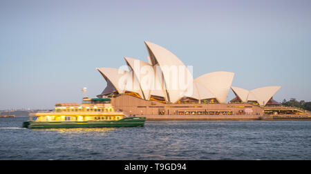 SYDNEY, AUSTRALIEN - 11. FEBRUAR 2019: Mit der Fähre vorbei an Sydney Opera House, der bekanntesten Gebäude Australiens, nachts. Stockfoto