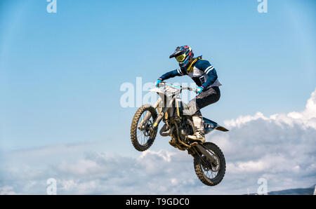 Ein Bild von einem Biker einen Stunt und springt in der Luft Stockfoto