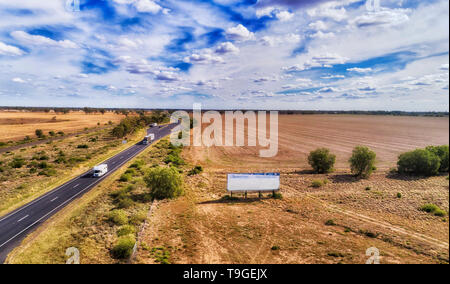 Flache kultiviert argiculture Ebenen entlang Newell Highway um Moree regionalen ländlichen Stadt auf artesische Becken in NSW Outback, Australien. Stockfoto