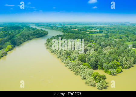 Sava aus Luft, Landschaft im Naturpark Lonjsko Polje, Kroatien, Panoramablick auf Holz und Überschwemmungen Stockfoto