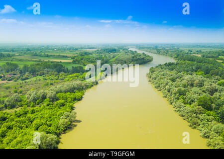 Sava aus Luft, Landschaft im Naturpark Lonjsko Polje, Kroatien, Panoramablick auf Holz und Überschwemmungen Stockfoto