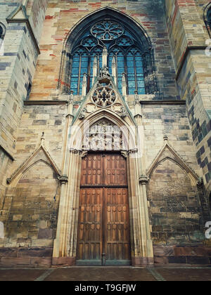 Fragment der Römisch-katholischen Kirche von St. Martin in Colmar, Elsass, Frankreich. Die Haupteingangstür und Fassade. Stockfoto