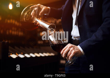 Ausgezeichneter Wein Service, Präsentation des Weines und gießt. Bis 7/8 schließen Foto Stockfoto