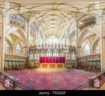 Hohe Altar und Chor (Chor) durch die Glasfenster in der mittelalterlichen christlichen Münster (Kathedrale) in York, England umgeben. Stockfoto