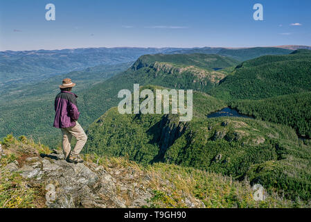 Wanderer auf der Suche nach Chic-Choc Mountains aus dem Pic de l'Aube, Gaspesie National Park, Quebec, Kanada. Stockfoto