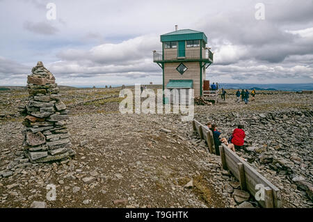 Aussichtsturm und Inukshuk am Gipfel des Mont Jacques-Cartier, Gaspésie Nationalpark, Quebec, Kanada. Stockfoto