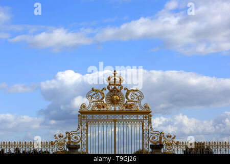 La Grille royale Dorée à l'oder Fin du Château de Versailles. / Das Schloss von Versailles Royal Golden Gate. Stockfoto
