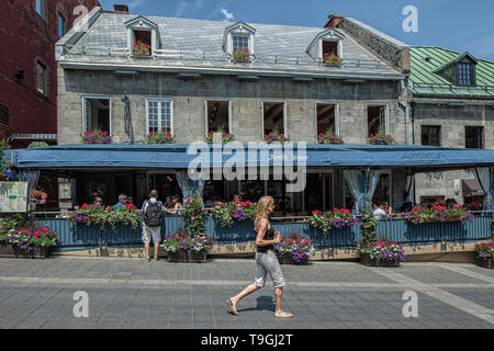 Frau Joggen vor dem Restaurant Jardin Nelson, Place Jacques-Cartier, alte Montréal. Stockfoto