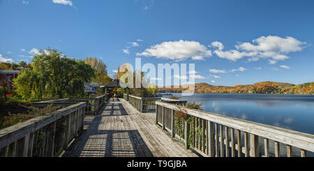 Blick auf Promenade und See, Massawpipi North-Hatley, Eastern-Townships, Quebec, Kanada. Stockfoto