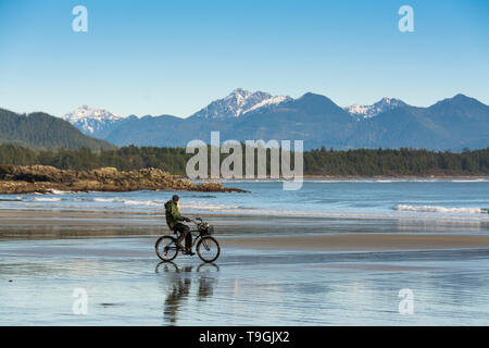 Radfahren auf Schooner Cove, Long Beach, Pacific Rim National Park in der Nähe von Tofino, Kanada Stockfoto