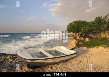Isolierte Fischerboot liegt am sandigen Karibik Strand Meer und Ferne Cozumel Mexiko Küste Stockfoto