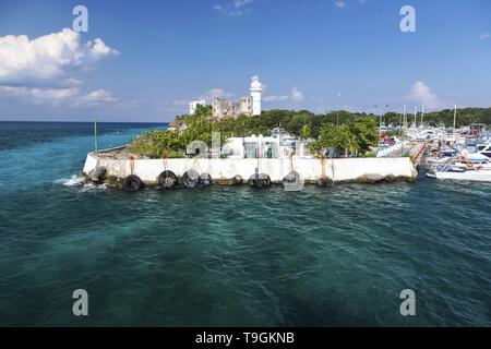 Puerto de Abrigo Segelschiff Marina und Leuchtturm über blaue karibische Meer Küste auf der tropischen Insel Cozumel Mexiko Waterfront Stockfoto