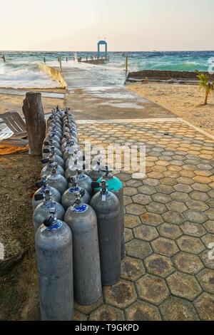 Deep Water Scuba Diving Gasflaschen, gesäumt von Caribbean Beach Pier auf Cozumel Mexiko Waterfront Stockfoto