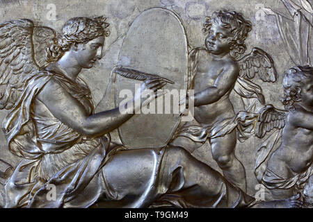 Skulpturen en relief. Le Salon de la Guerre. Château de Versailles. Reliefs. Der Krieg. Schloss von Versailles. Stockfoto