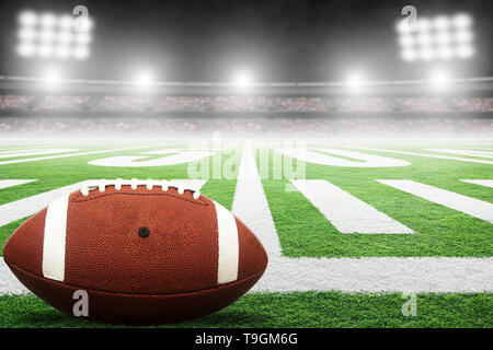 In der Nähe von American Football im Stadion Feld mit Yard Linie Markierungen und Spotlight mit unscharfen Hintergrund und Kopieren. Stockfoto