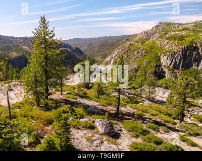 Canyon und Lake in der Sierra Nevada Stockfoto