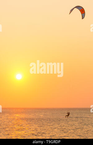 Kite Boarding bei Sonnenuntergang, Caye Caulker, Belize Stockfoto