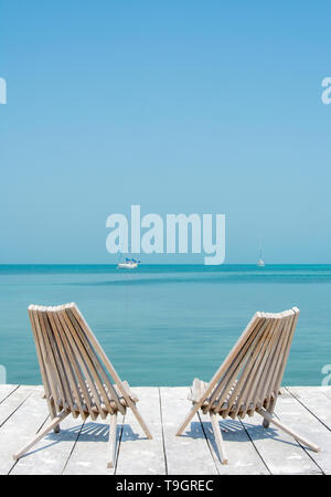 Liegestühle auf dem Dock, Caye Caulker, Belize Stockfoto