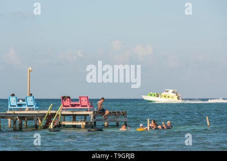 Partei Dock am 'Split', Caye Caulker, Belize Stockfoto