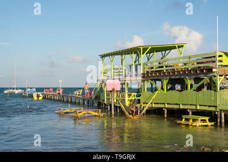 Partei Dock am 'Split', Caye Caulker, Belize Stockfoto