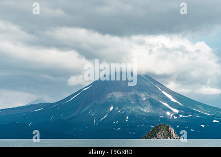 Blick auf den Kuril Vulkan. Und Kuril See, Kamtschatka, Russland Stockfoto