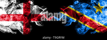 Englisch vs. Demokratische Republik Kongo smoky mystic Flaggen nebeneinander gestellt. Dicke farbige seidig raucht Flagge von England und Demokratische Republik Stockfoto