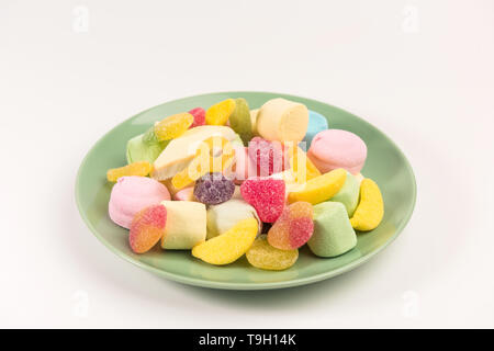 Mit Süßigkeiten auf einem weißen Hintergrund. Gummibärchen Bonbons und Eibisch. Stockfoto