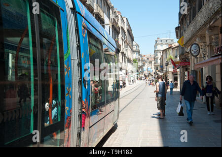 Montpellier, moderne Straßenbahn Linie 3, Fahrzeugdesign von Christian Lacroix - Montpellier, moderne Straßenbahn Linie 3, Design von Christian Lacroix, Observat Stockfoto