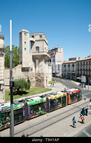 Montpellier, moderne Straßenbahn Linie 3, Fahrzeugdesign von Christian Lacroix - Montpellier, moderne Straßenbahn Linie 3, Design von Christian Lacroix, Observat Stockfoto