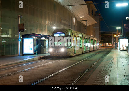 Montpellier, moderne Straßenbahn Linie 4, Fahrzeugdesign von Christian Lacroix - Montpellier, moderne Straßenbahn Linie 4, Design von Christian Lacroix, Place de Stockfoto