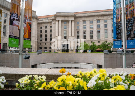 Washington, DC - 9. Mai 2019: Außenansicht des Ronald Reagan Building und International Trade Centre im Federal Triangle Bereich nach unten Stockfoto