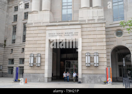 Washington, DC - 9. Mai 2019: Außenansicht des Ronald Reagan Building und International Trade Centre im Federal Triangle Bereich nach unten Stockfoto