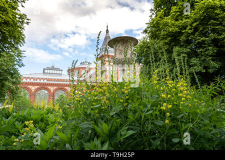 Washington, DC - 9. Mai 2019: Die Andrew Jackson Downing Urn am Smithsonian Castle Enid Haupt Garten entlang der National Mall Stockfoto