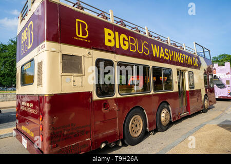 Washington, DC - 9. Mai 2019: ein großer Bus Washington DC Hop on, hop off Tour Bus in der Nähe der National Mall geparkt bietet den Touristen eine einfache Art und Weise zu erkunden. Stockfoto