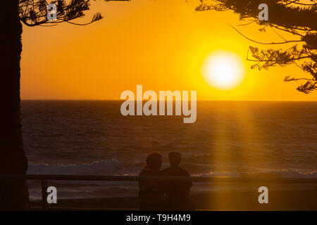Schöne Szene Sonnenuntergang und ein paar Beobachten der Horizont in der Strand, Perth, Australien. Stockfoto