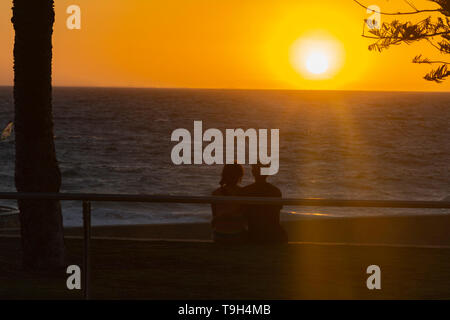 Schöne Szene Sonnenuntergang und ein paar Beobachten der Horizont in der Strand, Perth, Australien. Stockfoto
