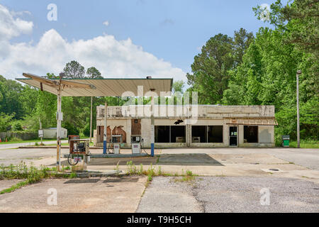 Eine alte geschlossen und verlassene Tankstelle, oder Service Station, entlang einer Landstraße in ländlichen Alabama, USA. Stockfoto