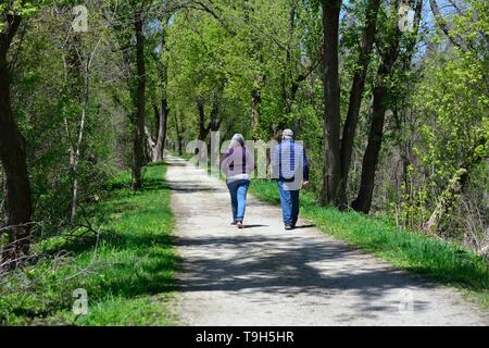 Wayne, Indiana, USA. Älteres Paar beim Spaziergang auf einem ländlichen Weg innerhalb einer Gesamtstruktur bewahren. Stockfoto