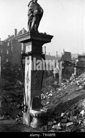 Ruinen und Wiederaufbau Frankfurt am Main 1945 bis 1949 Schöppenbrunnen - Riuns und Reonstruction Frankfurt/a.M. 1945 bis 1949 Stockfoto