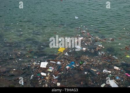 Der Papierkorb auf dem Meer schwimmende Stanley Bay in Hongkong Stockfoto