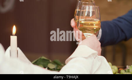 Senior Paar heben Toast während der Mahlzeiten im Restaurant. Entspannt Paar. Wein trinken. Stockfoto