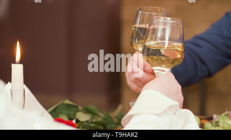 Senior Paar heben Toast während der Mahlzeiten im Restaurant. Entspannt Paar. Wein trinken. Stockfoto