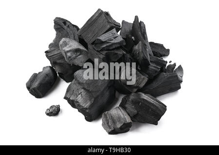 Natürliche massivholzböden Kohle auf weißem Hintergrund. Stockfoto