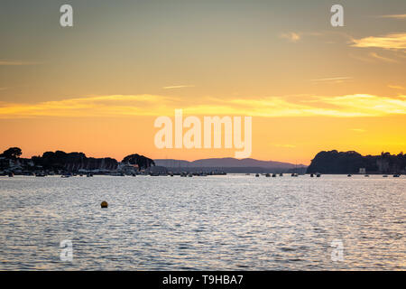Sonnenuntergang über den Hafen und die Boote in der Bucht Stockfoto