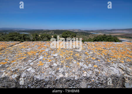 Blick auf die Berge von Galiläa durch die Flechten bewachsene Steine der antiken Stadt Zippori. Israel. Tourismus und Reisen Stockfoto