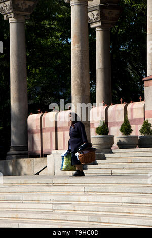 Belgrad, Serbien - April 22, 2019: ältere Frau mit Schal zu Fuß die Treppen der Orthodoxen St. Mark's Church Stockfoto