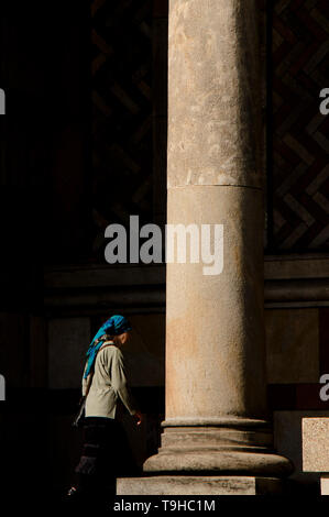 Belgrad, Serbien - April 22, 2019: Ältere Frau trägt blaue Schal wandern in den Arkaden der Orthodoxen St. Mark's Church Stockfoto