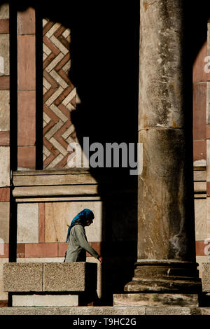 Belgrad, Serbien - April 22, 2019: Ältere Frau trägt blaue Schal wandern in den Arkaden der Orthodoxen St. Mark's Church Stockfoto