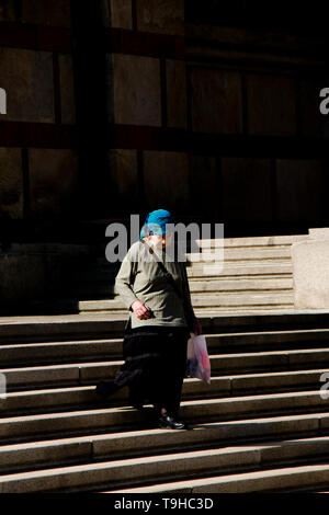 Belgrad, Serbien - April 22, 2019: ältere Frau mit blauen Schal zu Fuß die Treppen der Orthodoxen St. Mark's Church Stockfoto