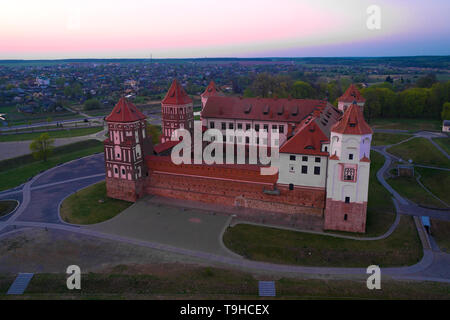 Mir Schloss im April twilight (Aufnahmen aus quadcopter). Weißrussland Stockfoto